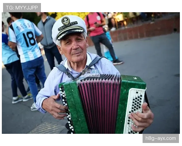 俄罗斯青年队国际赛场表现抢眼，赢得球迷热烈支持