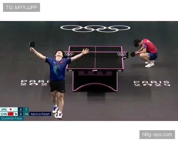 樊振东训练完随手啃蛋白棒的样子，真不像拿过那么多冠军的人